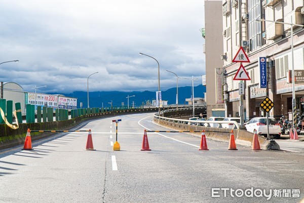 ▲▼羅東鎮主要聯絡道路光榮陸橋下社區資源田收場，24日凌晨大火，結構疑受大火影響宜縣府暫時封橋。（圖／記者游芳男翻攝，下同）