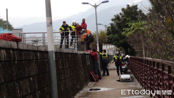 ▲▼台北市士林區文林路24日一名男子墜落在大排水溝。（圖／記者黃彥傑攝）