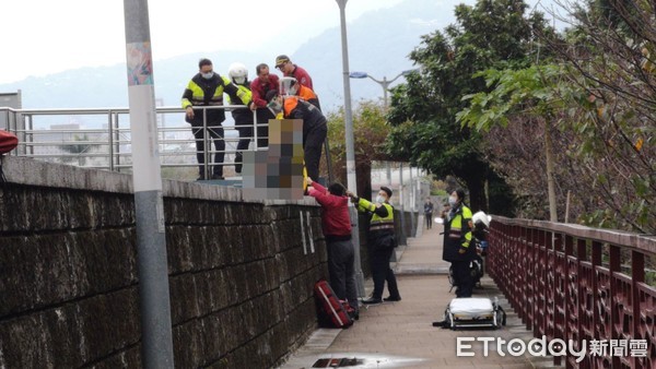 ▲▼台北市士林區文林路24日一名男子墜落在大排水溝。（圖／記者黃彥傑攝）