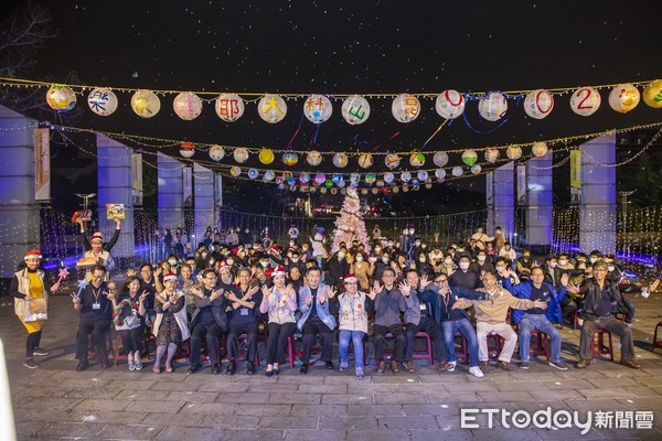 ▲崑山科技大學學生會，23日晚上在圖書館前廣場舉行聖誕點燈儀式，吸引師生同樂。（圖／記者林悅翻攝，下同）