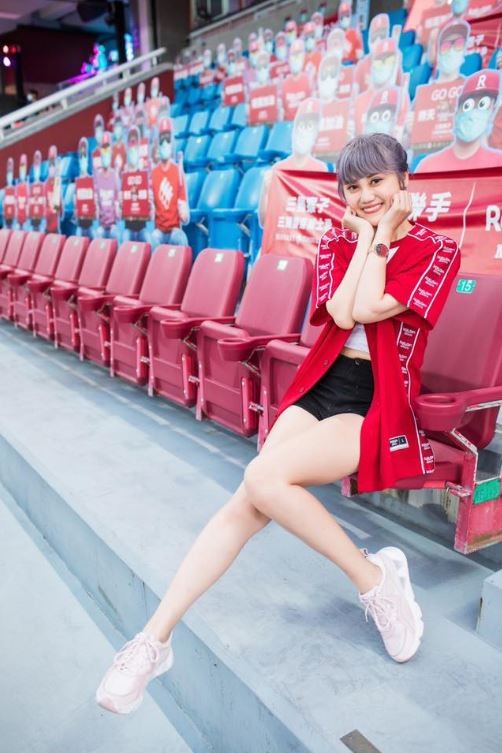 職棒前啦啦隊長右眼失明，醫師「像殘灰」。（圖／翻攝自Facebook／豆芽Sandy）