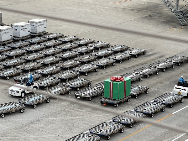 ▲大阪的伊丹機場出現大型綠色聖誕箱。（圖／翻攝自推特／りゅー）