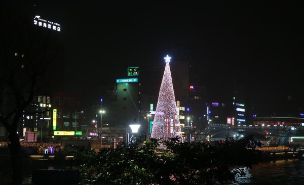 ▲「基隆海洋廣場」17公尺高的環保「LED聖誕樹」矗立港邊相當亮眼。（圖／基隆觀銷處提供）