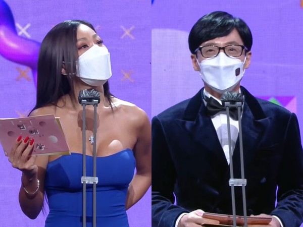 ▲《KBS演藝大賞》劉在錫、Jessi全程戴口罩頒獎，鏡頭一拉站超遠。（圖／翻攝自KBS）