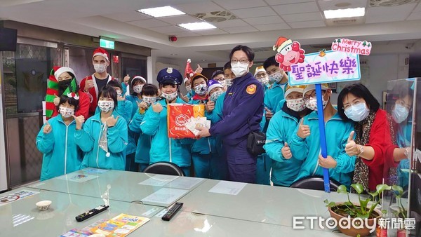 ▲聖誕平安夜「享」溫馨 金山警友辦事處送上溫暖祝福。（圖／新北市金山警分局提供）