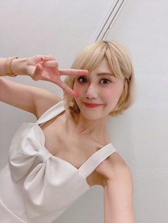 職棒前啦啦隊長右眼失明，醫師「像殘灰」。（圖／翻攝自Facebook／豆芽Sandy）