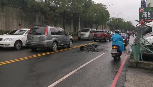 ▲▼機車後倒地自燃燒成火球。（圖／記者游宗樺翻攝）