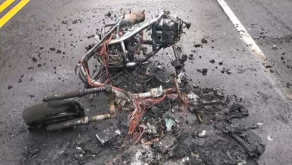 ▲▼機車後倒地自燃燒成火球。（圖／記者游宗樺翻攝）