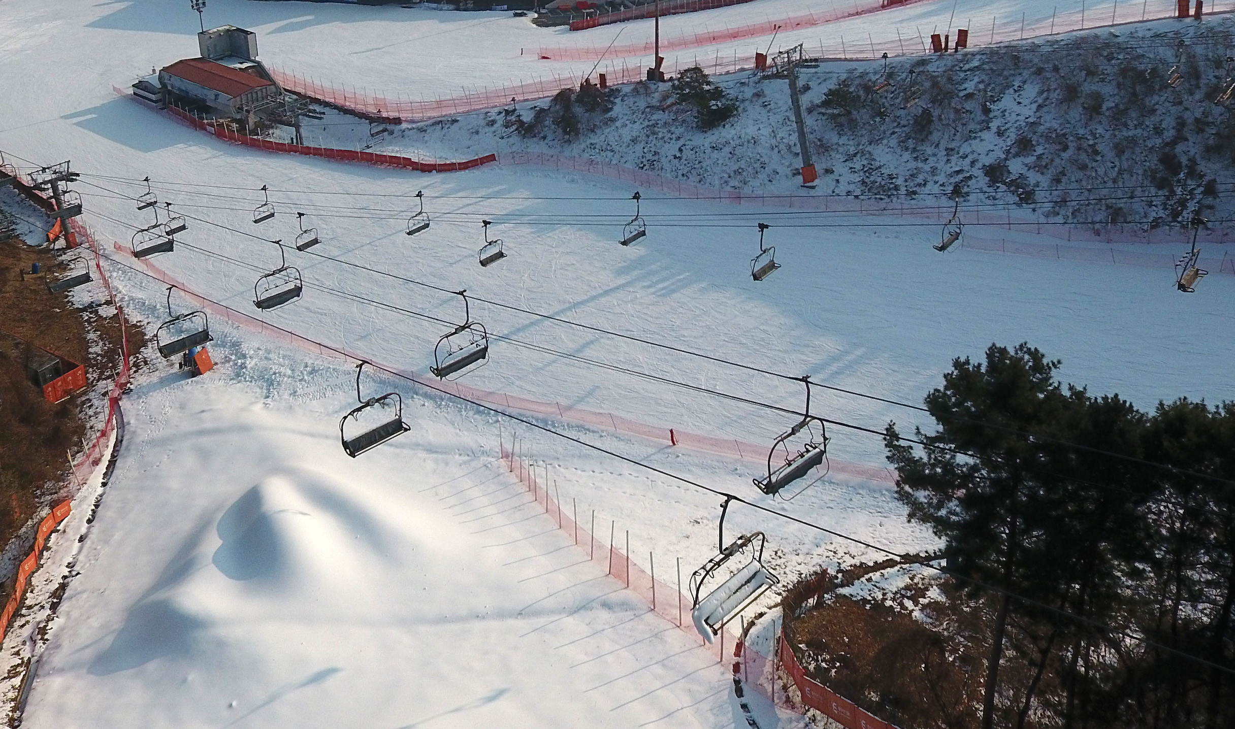 ▲▼南韓政府宣布年底前關閉滑雪場，圖為江原道某滑雪場。（圖／達志影像）
