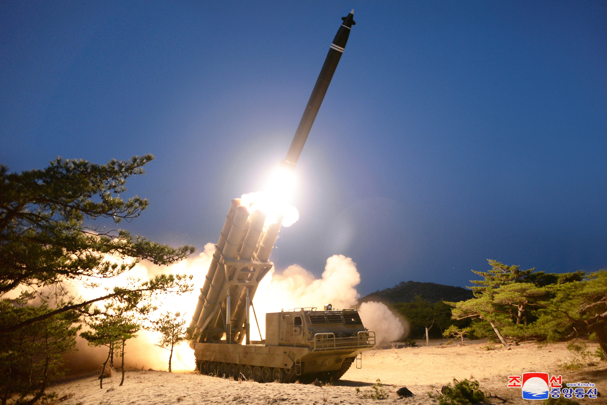 ▲▼美智庫掌握北韓未公開的秘密飛彈基地，圖為北韓試射超大型多管火箭。（圖／達志影像）