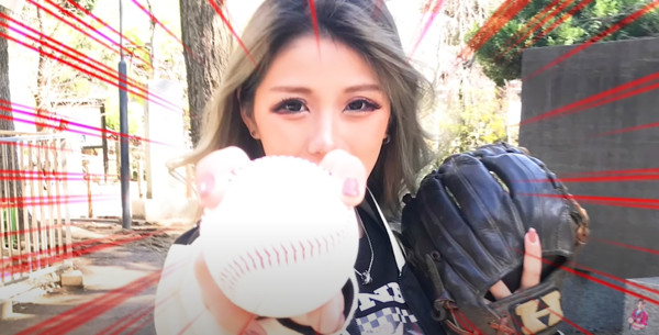 ▲日本正妹YouTuber「meicyun」輕鬆接火球。（圖／翻攝網路）