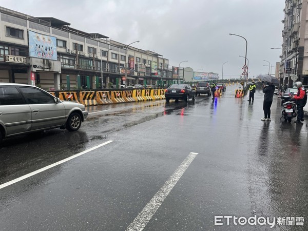 ▲▼橋下大火的羅東光榮陸橋24日封橋檢測，25日中午先開放小車通行外側車道。（圖／記者游芳男翻攝，下同）