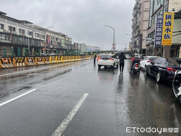 ▲▼橋下大火的羅東光榮陸橋24日封橋檢測，25日中午先開放小車通行外側車道。（圖／記者游芳男翻攝，下同）