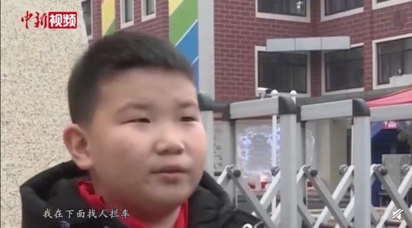 睡夢中聞到燒焦味！　9歲童男冷靜救援「幾分鐘內」救了整棟鄰居。（圖／翻攝自微博／中新視頻）