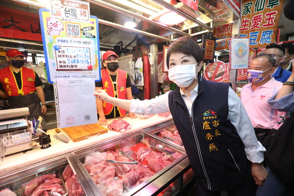 ▲▼盧秀燕上午訪察東光市場肉攤時表示，絕對會守護市民食安。（圖／台中市政府提供）