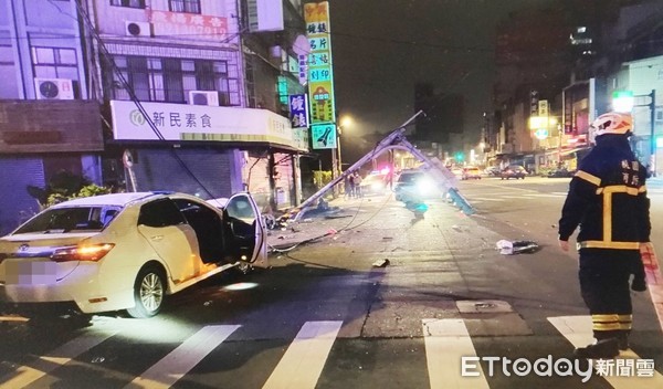 ▲桃園市2名女子25日凌晨共乘轎車行經中壢區民族路，突然失控撞壞紅綠燈，現場一片凌亂。（圖／記者沈繼昌翻攝）