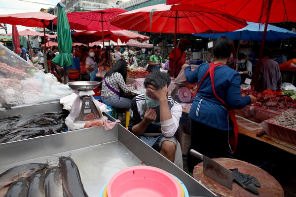 ▲▼曼谷西方的龍仔厝府（Samut Sakhon）一個海鮮市場爆發群聚感染，政府將矛頭指向外籍移工。（圖／路透）