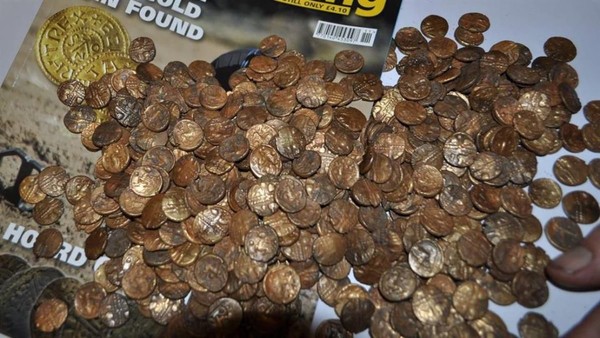 ▲▼50歲英國男子意外發現1300枚古金幣，總價值破台幣3000萬。（圖／翻攝自Treasure Hunting）