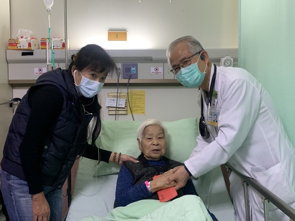 ▲南投93歲阿嬤首次使用健保卡，竹山秀傳醫院院長謝輝龍（右）送紅包祝賀。（圖／竹山秀傳提供）