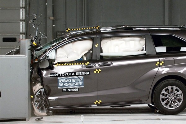 TOYOTA全新Sienna撞擊測試五顆星　美國第二台安全滿分的MPV車款（圖／翻攝自IIHS）