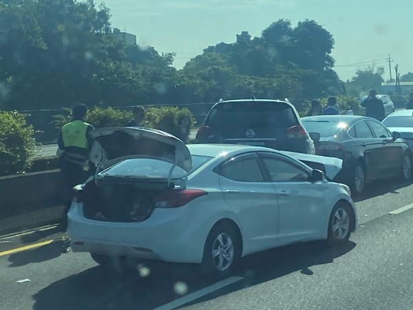 ▲▼國道1號高雄岡山段6車連環車禍。（圖／翻攝臉書社團「{仁武人}※大小事」）