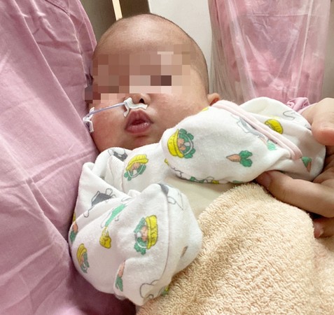 ▲桃園市某知名月子中心遭新手媽媽指控新生嬰兒感染RSV病毒，嬰兒口鼻插管治療。（圖／家長提供）