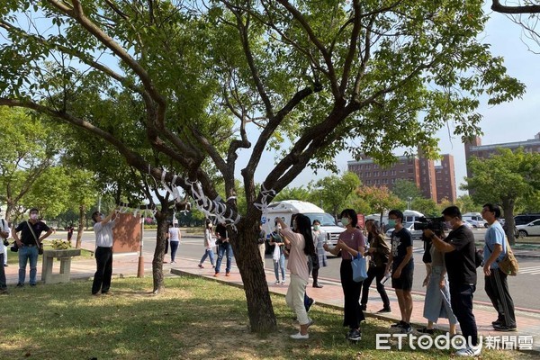 ▲台南市警歸仁分局副分局長張翊雋呼籲長榮大學校方，校園內外發現可疑人、事、物，立即撥打110通知警方處置，避免讓不法之徒有可趁之機。（圖／記者林悅翻攝）