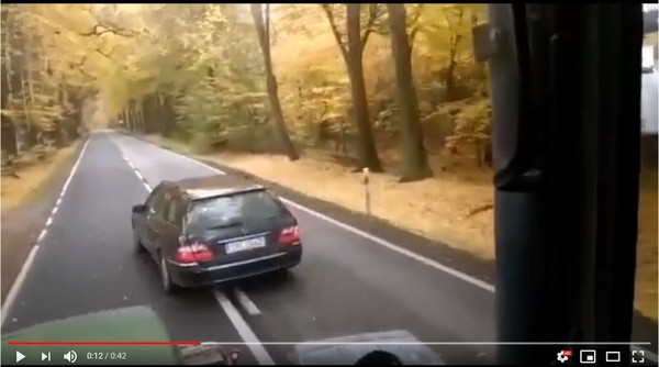▲▼波蘭大車駕駛被賓士逼車，氣到直接加速撞上去。（圖／翻攝自YouTube／B.C.&Lowy）
