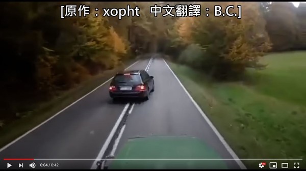 ▲波蘭大車駕駛被賓士逼車，氣到直接加速撞上去。（圖／翻攝自YouTube／B.C.&Lowy）