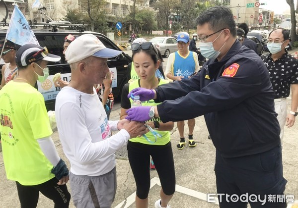 ▲2020台灣盲人環台路跑公益活動26日舉行，桃園市平鎮警分局在宋屋派出所設置愛心公益補給站，分局長李建民到場發放機能飲料給盲人選手。（圖／記者沈繼昌翻攝）