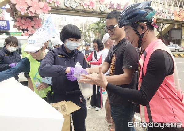 ▲2020台灣盲人環台路跑公益活動26日開跑，平鎮警分局美女員警分送肉包給盲人選手。（圖／記者沈繼昌翻攝）