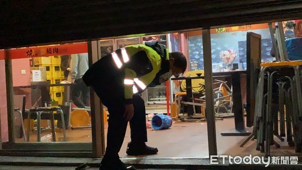 ▲▼2方在燒烤店持刀砸店。（圖／記者游宗樺攝）