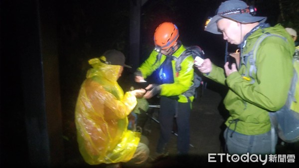 ▲登山客春日浸水營健行，消防人員將腰傷登山客救下山               。（圖／記者陳崑福翻攝，以上同）