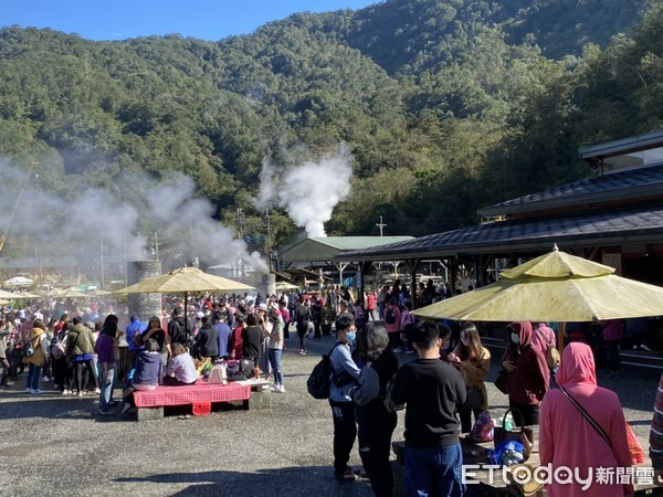 ▲▼難得沒下雨，27日宜蘭清水地熱遊客爆量，近中午進行車輛總量管制。（圖／記者游芳男翻攝，下同）