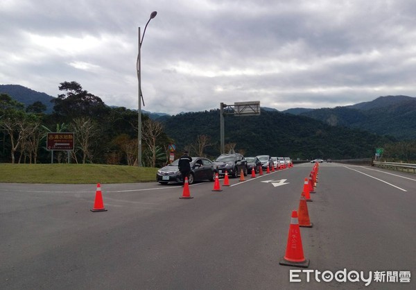 ▲▼難得沒下雨，27日宜蘭清水地熱遊客爆量，近中午進行車輛總量管制。（圖／記者游芳男翻攝，下同）