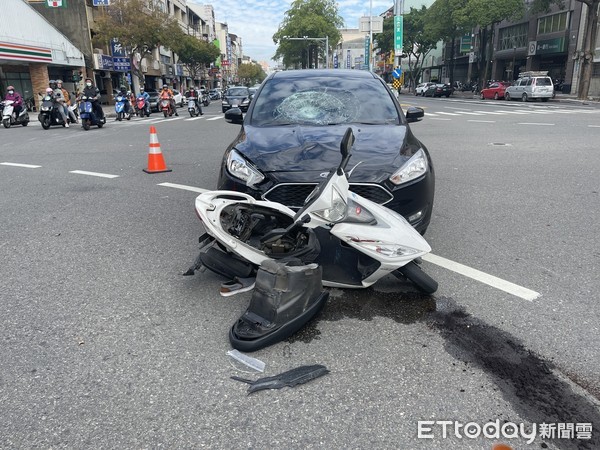 ▲台南市健康路二段、夏林路口，發生1起車禍命案，75歲陳姓男子騎機車疑未依規定兩段式左轉，與陳姓女子所駕自小客車發生車禍，陳男送醫急救不治。（圖／記者林悅翻攝，下同）