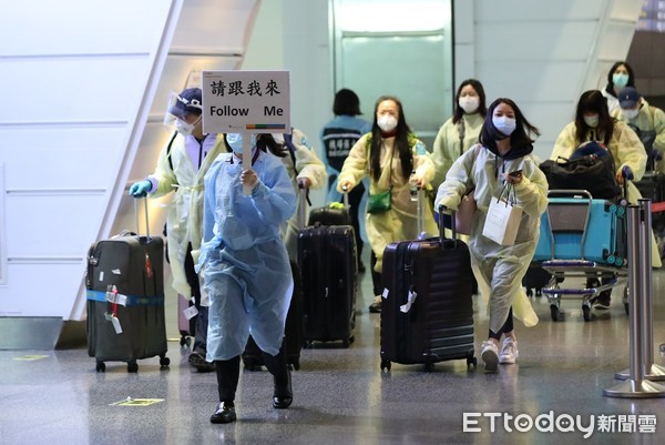 ▲▼華航英國班機返台 114名旅客分批搭乘防疫巴士前往檢疫所。（圖／記者李毓康攝）