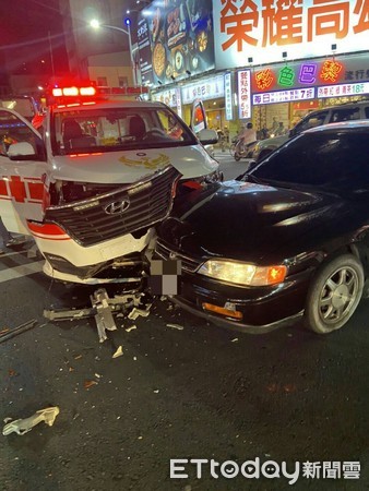 ▲▼高雄救護車出車禍。（圖／記者吳世龍翻攝）