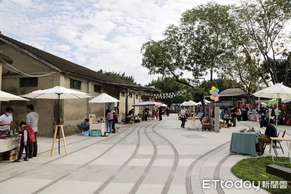 ▲台南新營鐵道地景公園二期工程辦理完工啟用典禮，台南市長黃偉哲等人親臨現場剪綵，許多在地民眾也都攜家帶眷，在冬日陽光下享受一次甜蜜的悠閒時刻。（圖／記者林悅翻攝，下同）