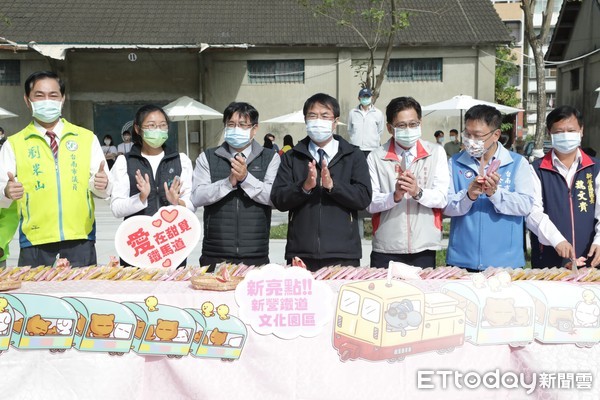 ▲台南新營鐵道地景公園二期工程辦理完工啟用典禮，台南市長黃偉哲等人親臨現場剪綵，許多在地民眾也都攜家帶眷，在冬日陽光下享受一次甜蜜的悠閒時刻。（圖／記者林悅翻攝，下同）