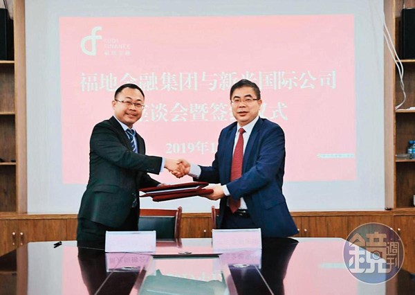 邱忠義（左）以新光台成董事長名義，與中國官員（右）簽訂投資合約。（讀者提供）