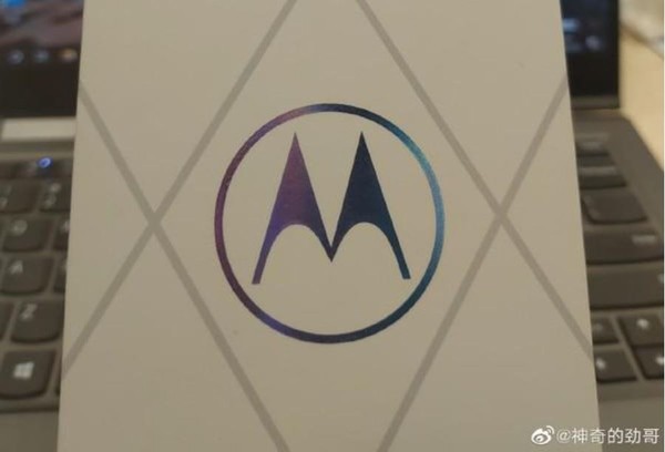 ▲聯想中國區手機業務部總經理陳勁在微博公佈了一張Motorola手機包裝盒的圖片。（圖／取自微博）