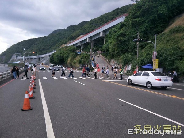 ▲▼駕駛人至多良火車站景點走外側車道，直行車請走內側車道，車道分流管制。(圖／台東縣警察局提供，下同）