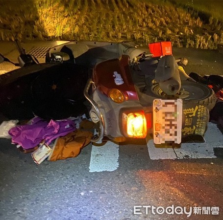 ▲被撞倒的機車零件散落，車頭仍雖亮但騎士車婦人已死。（圖／平鎮警分局提供）