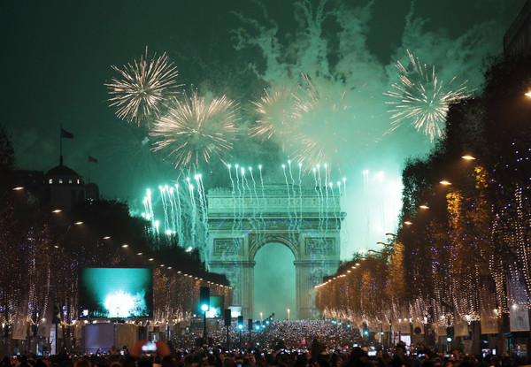 ▲▼2016-2017年法國巴黎凱旋門的煙火晚會。（圖／達志影像／美聯社）