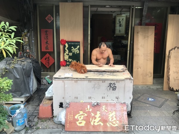 ▲高雄鳳山三民街手刻匾額      。（圖／記者洪靖宜攝）