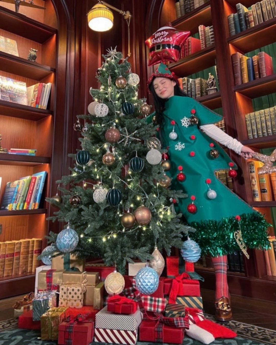 ▲最狂變裝！凱蒂佩芮、韓星李暇怡撞衫當「聖誕樹」！吊飾、LED閃燈掛滿滿            。（圖／翻攝IG）