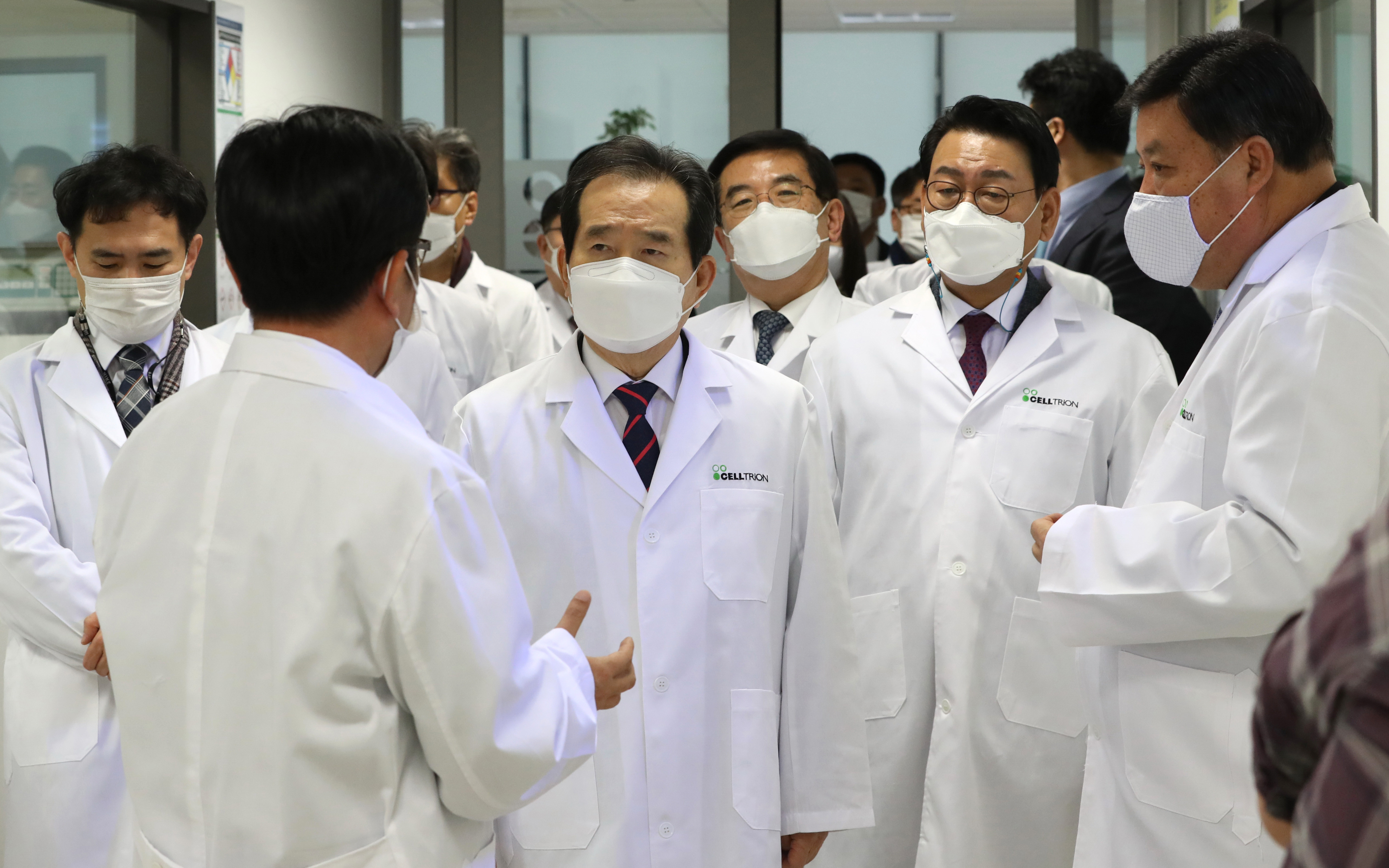 ▲▼南韓國務總理丁世均22日拜訪仁川賽特瑞恩藥廠，視察新冠藥劑生產過程。（圖／達志影像）