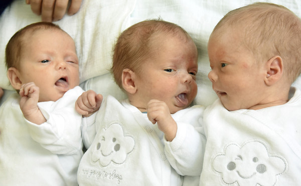 ▲梅蘭妮因雙子宮關係，聲下英國首例三胞胎。