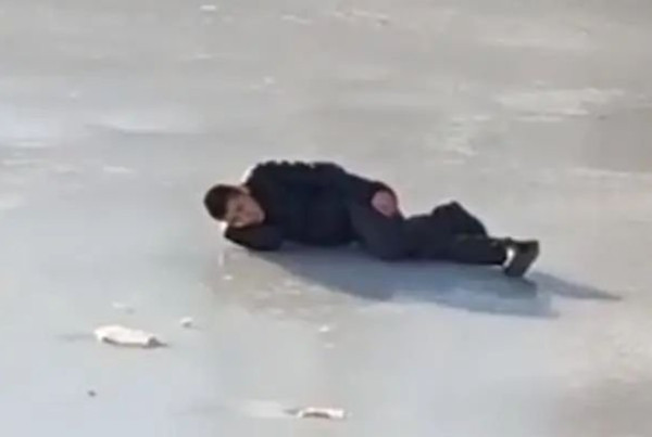 ▲▼男子跳結冰河流，撞上冰層左腿摔斷被救起。（圖／翻攝自微博）